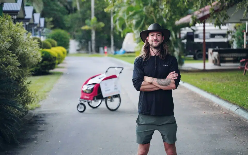 The 'Dutch Forrest Gump': Man walks barefoot across America, advocating for men's mental health